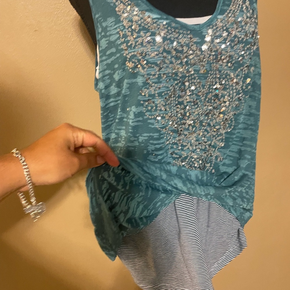 Double Sleeveless top with a sequins front design - Picture 5 of 6